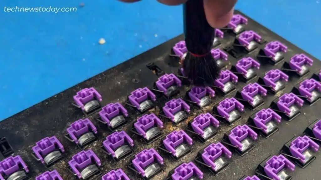 How to Clean Mechanical Keyboard in 7 Steps 7 clean-razer-keyboard-with-brush-1024x576