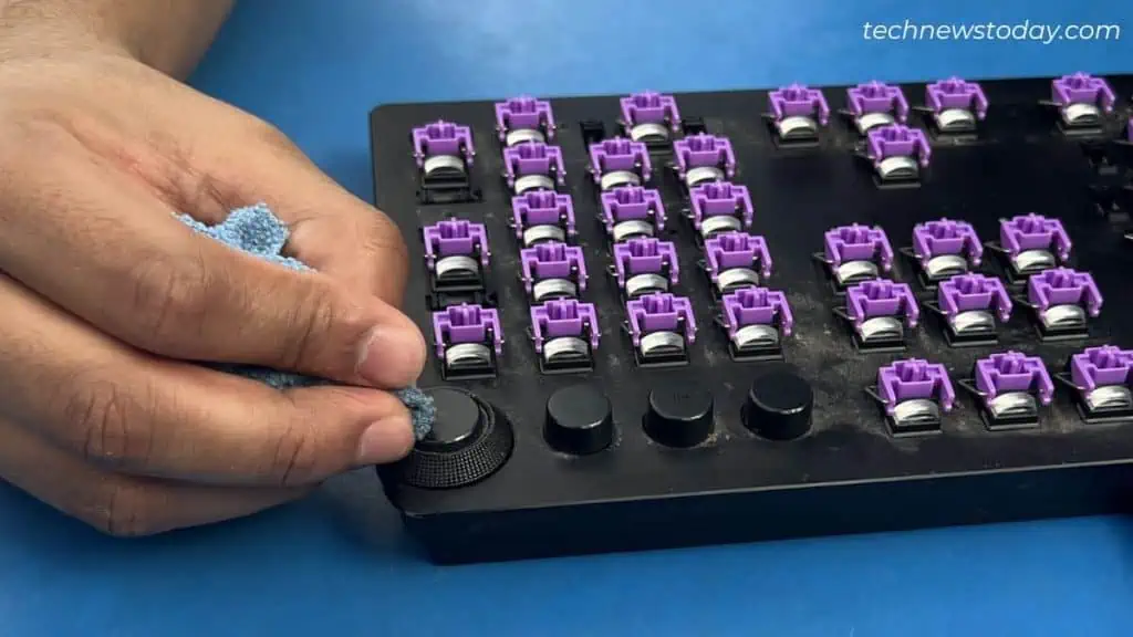 How to Clean Mechanical Keyboard in 7 Steps 13 cleaning-razer-keyboard-media-buttons-1024x576