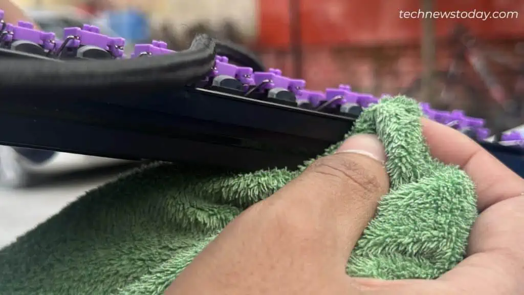 How to Clean Mechanical Keyboard in 7 Steps 15 cleaning-razer-keyboard-side-housing-1024x576