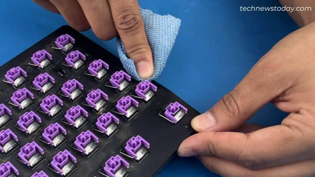 How to Clean Mechanical Keyboard in 7 Steps 14 cleaning-razer-keyboard-using-microfiber-towel-1024x576