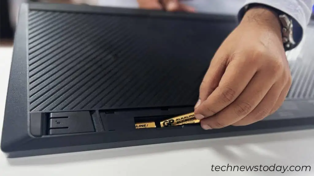 replace-batteries-in-wireless-keyboard-1024x576