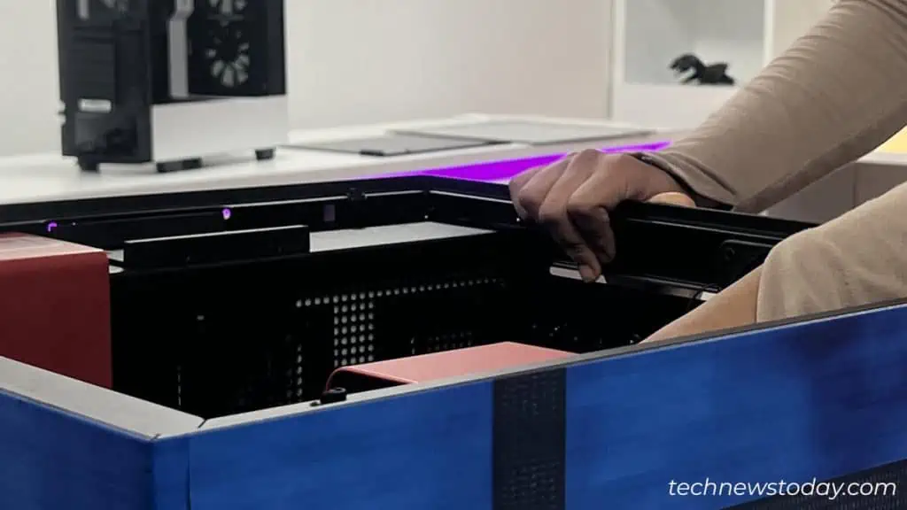rest-your-hands-on-pc-case-to-ground-yourself-1024x576