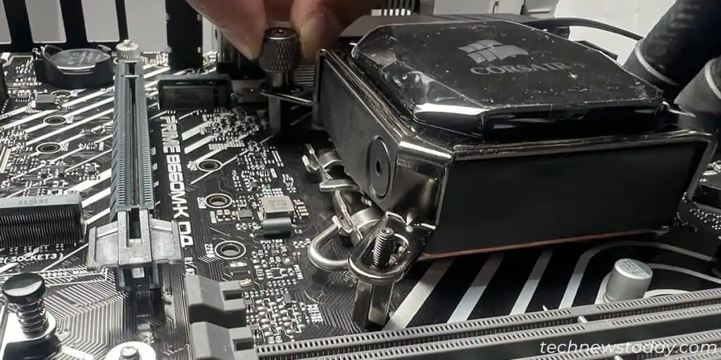 How to Remove a CPU Cooler from Motherboard The Right Way 9 unscrew-aio-pump-mounting-bracket-1024x512