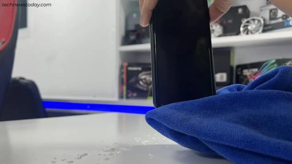 How to Get Water Out of Phone Speaker 2 wipe-off-extra-water-1-1024x576