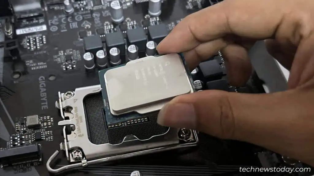cpu-fitting-in-motherboard-socket-1024x576