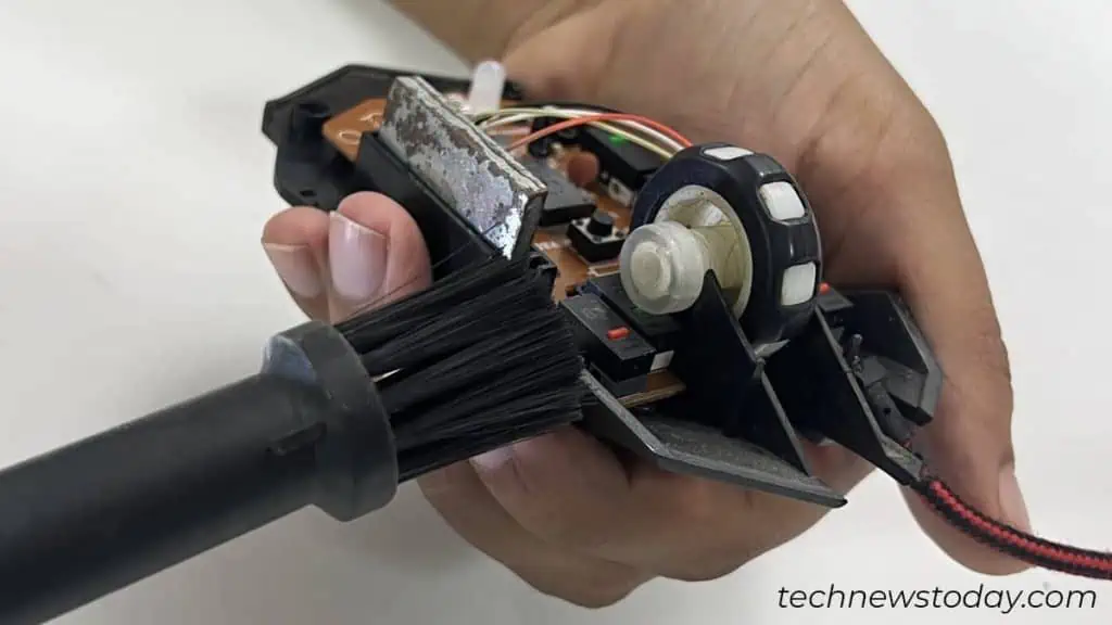 clean-the-scroll-wheel-and-buttons-of-a-mouse-1024x576