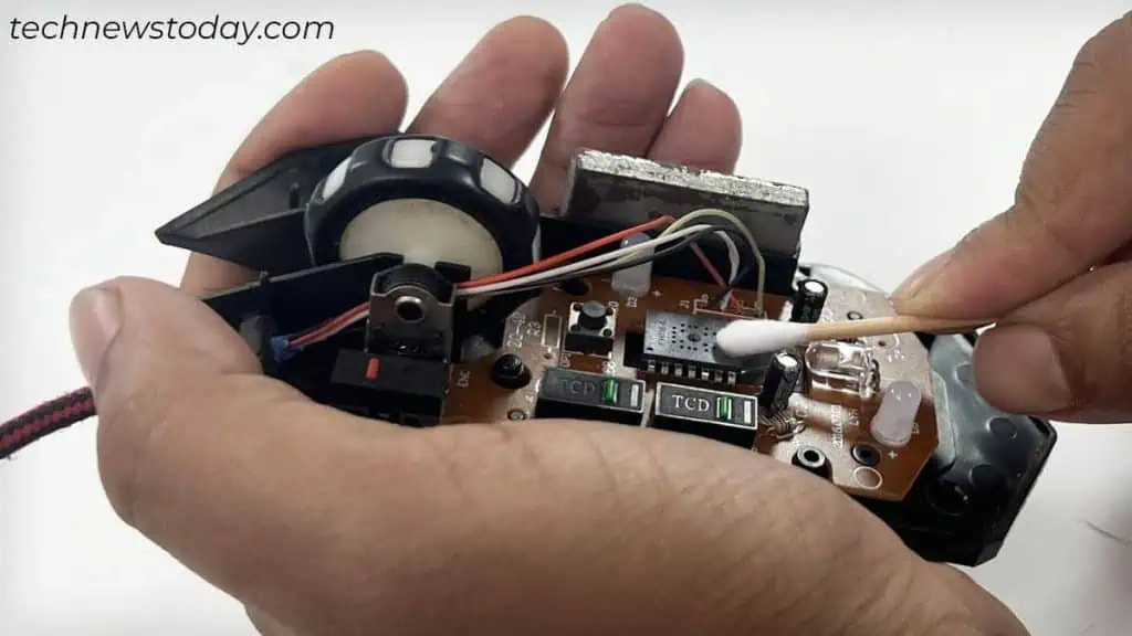 clean-the-sensor-on-your-mouse-1024x576