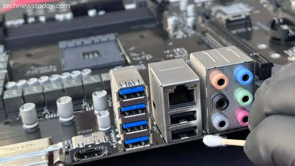 cleaning-motherboard-ports-1024x576