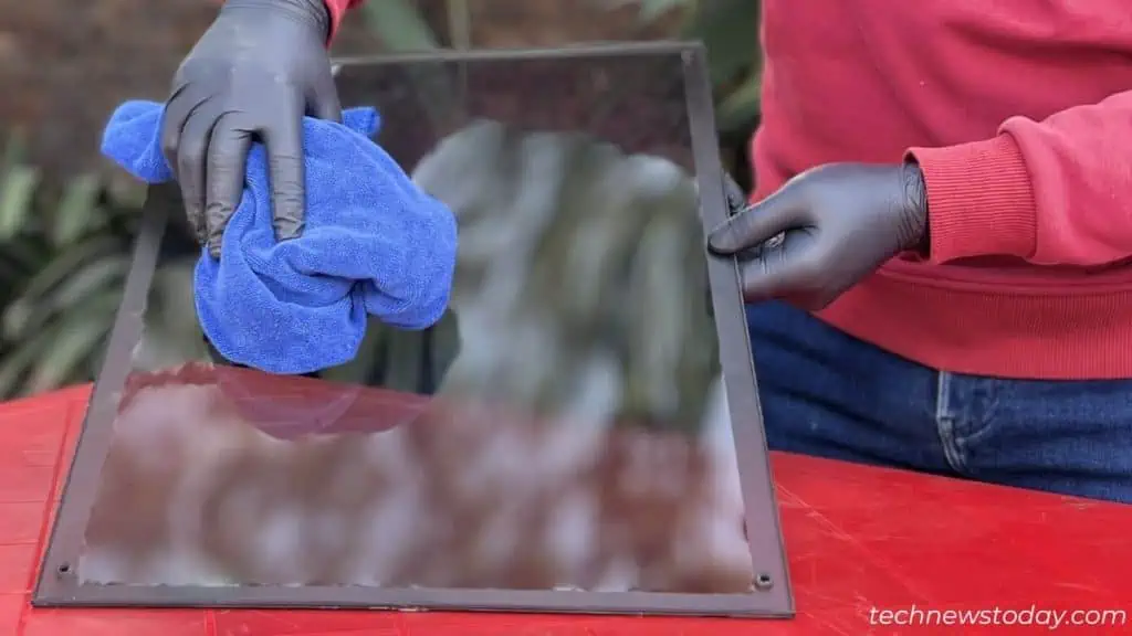How to Clean Dust From PC 22 cleaning-side-panel-using-microfiber-towel-1024x576
