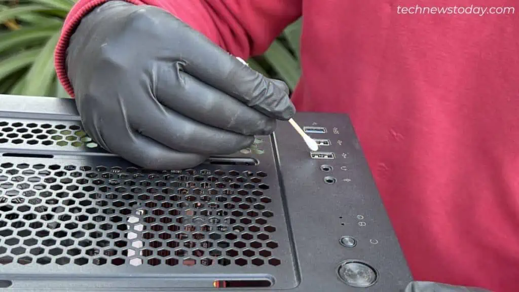 How to Clean Dust From PC 18 cleaning-usb-port-using-qtip-1024x576