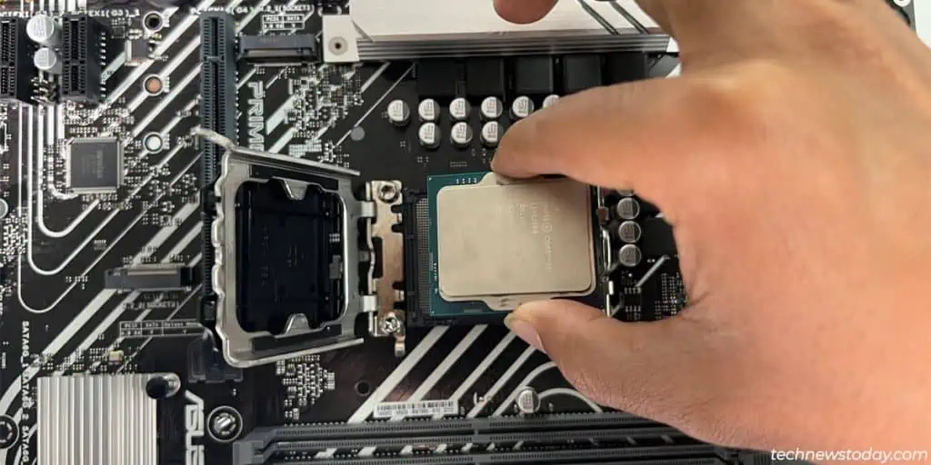 insert-intel-cpu-in-socket-1024x512