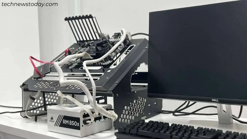 poor-cable-management-outside-pc-case-1024x576