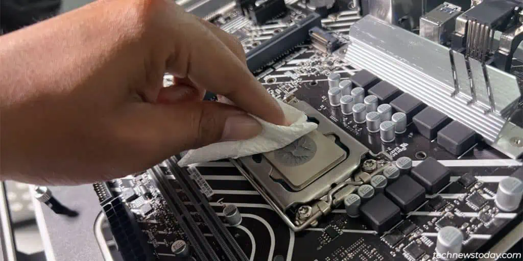 wipe-thermal-paste-off-cpu-1024x512