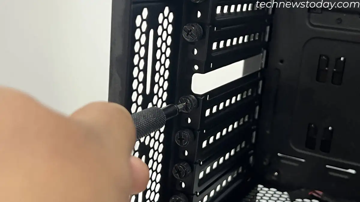 How to Remove PCIe Slot Bracket? 7 remove-pcie-slot-bracket-with-screws