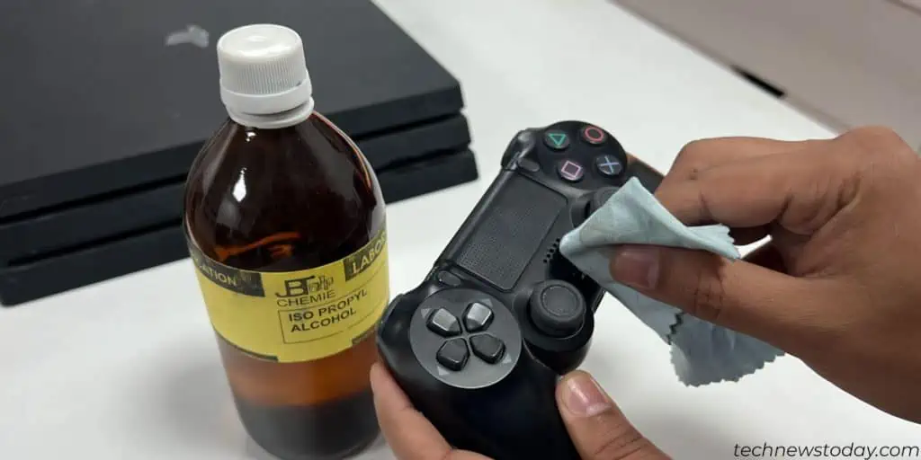 Cleaning-the-PS4-Controller-1-1024x512