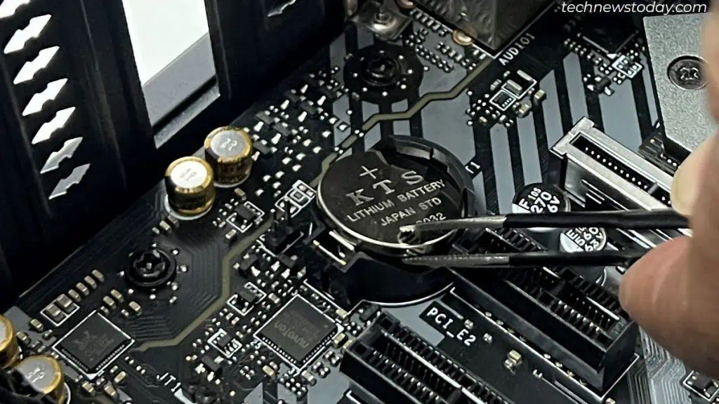 removing-CMOS-battery-1024x576
